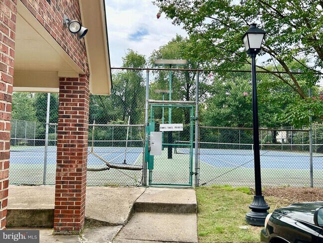 Building Photo - 2514 S Walter Reed Dr