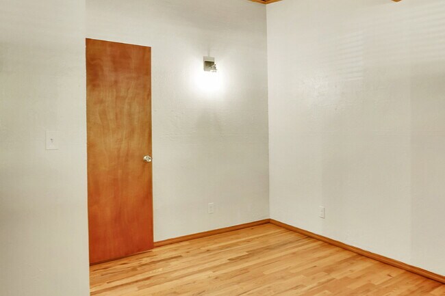 Building Photo - $1,950, 3-bedroom, 1-bathroom house in Col...