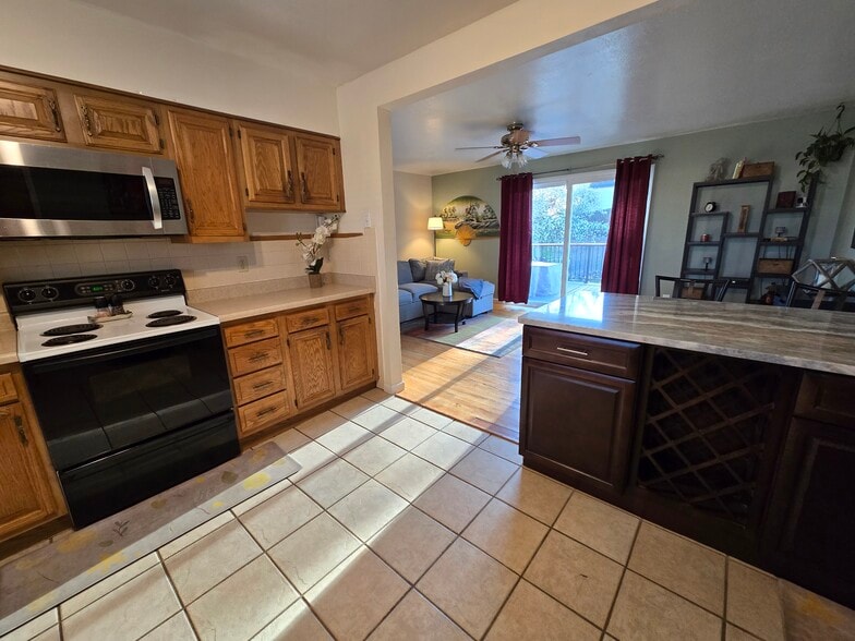 Kitchen/living room/breakfast bar 1 - 965 S Parfet Way