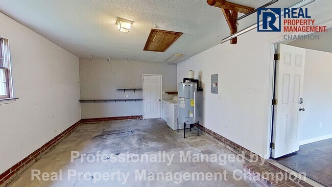 Building Photo - 3 BD/2 BA Home w/Attached Garage, Large Fenced Yard and Easy Access to Camp Lejeune