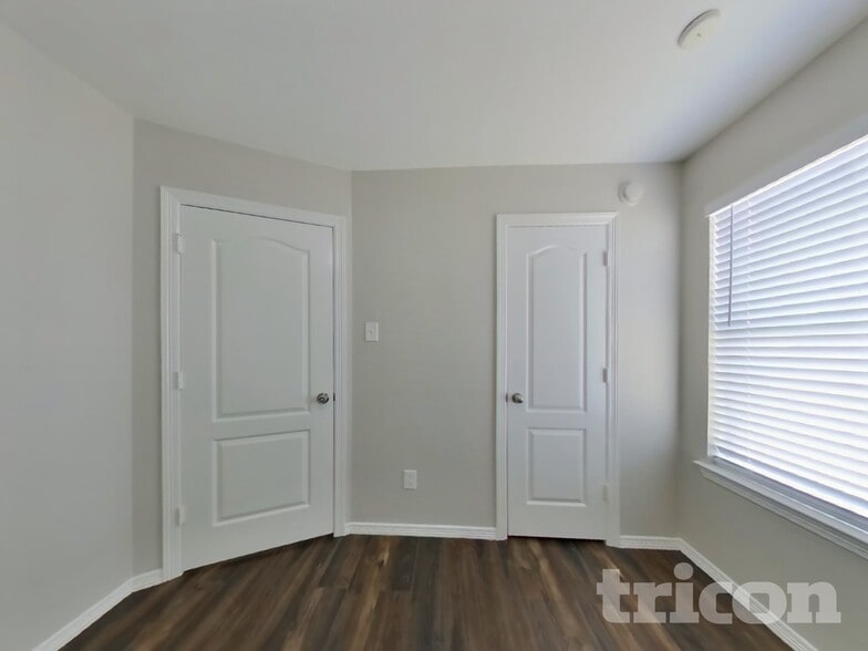 Building Photo - 2002 Briar Grove Dr