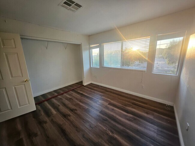 Building Photo - Spacious South Corona Home!