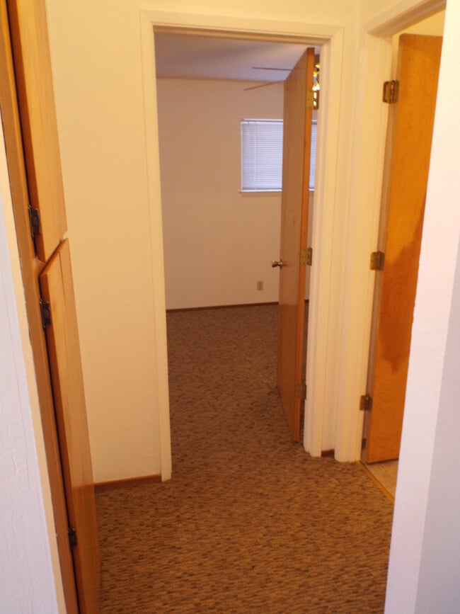 Building Photo - 965 Cyndi Cir
