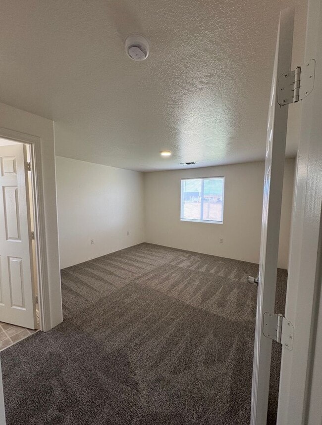 Building Photo - Beautiful 3 bedroom 2 bathroom home with new range, paint and carpet available soon!