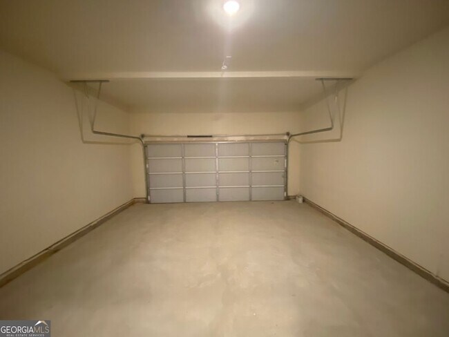 Building Photo - 5595 Mirror Lake Dr