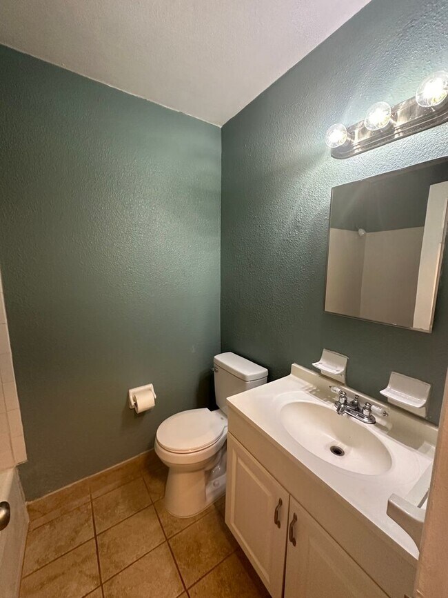Building Photo - 3 Bedroom 2 Bath home located just off Oca...