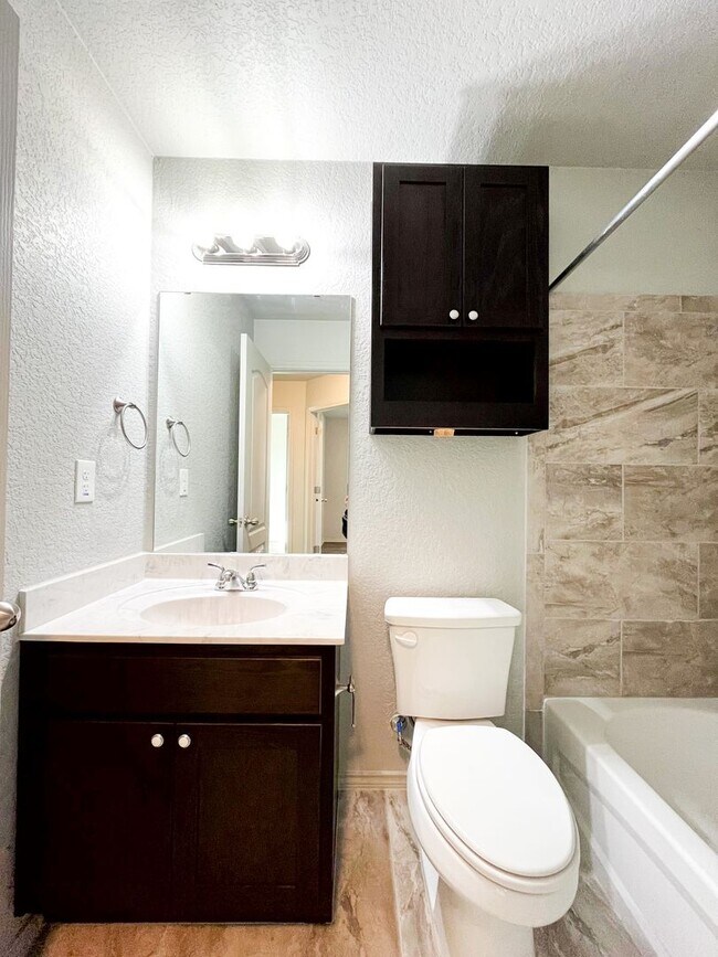 Building Photo - 1606 Risen Star Ln