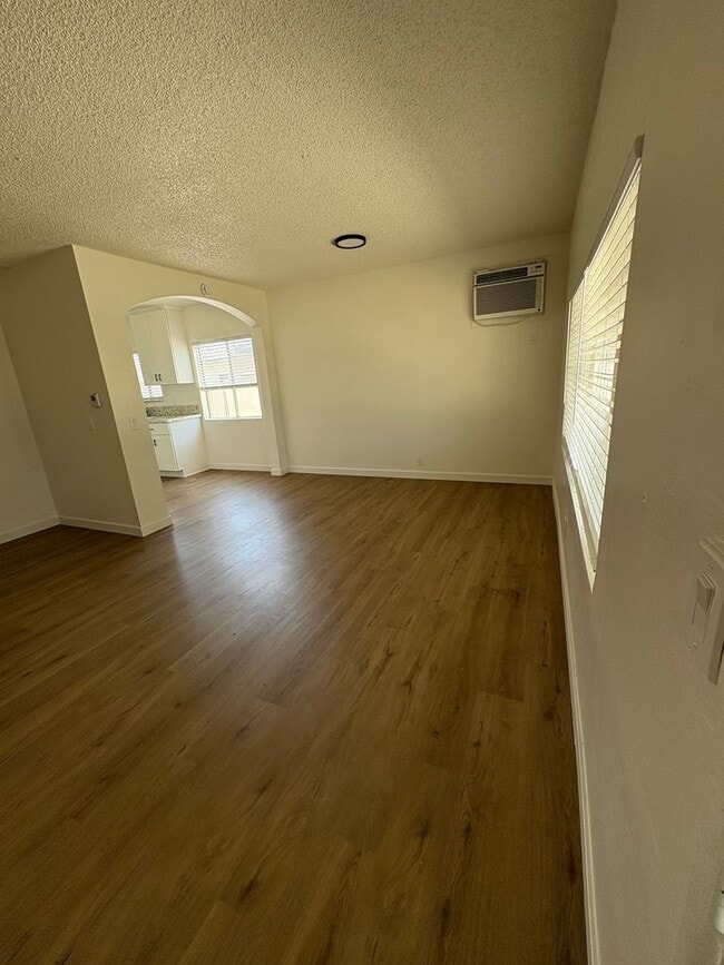 Building Photo - Gorgeous Remodeled 4 bedrooms 2 Bathroom.