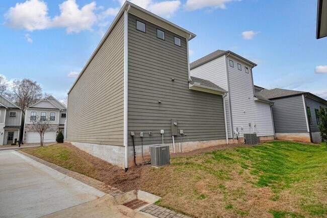 Building Photo - 123 Village Green Ave