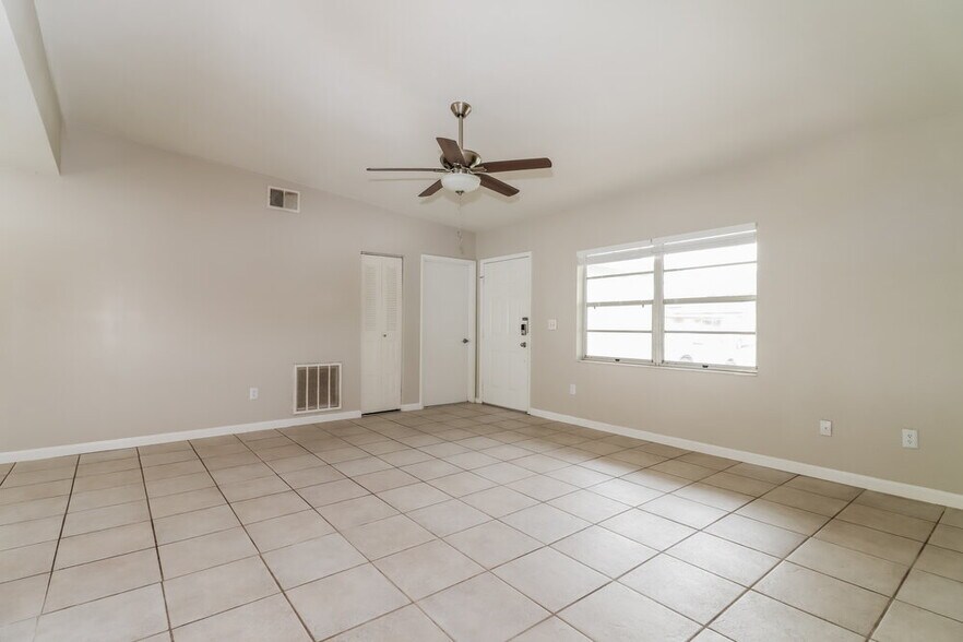 Building Photo - 912 Axlewood Cir