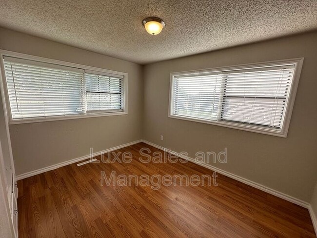 Building Photo - 209 Gill Dr