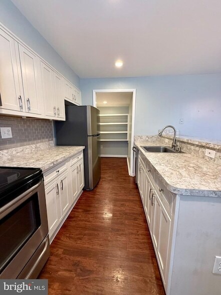 Building Photo - 6526 Beechwood Dr
