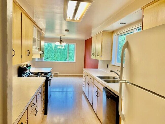 Building Photo - Bright and Spacious Rambler with Large Bac...