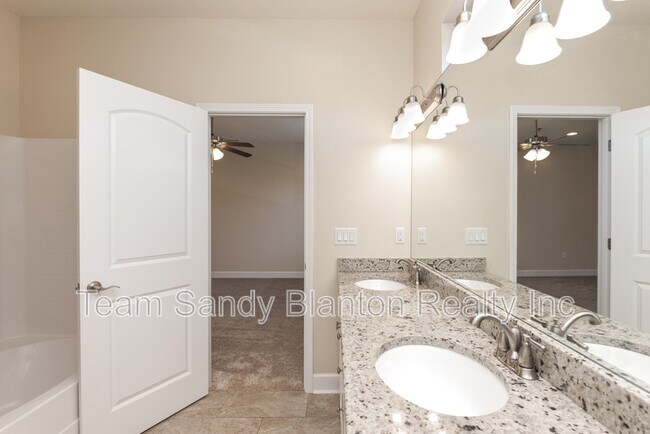 Building Photo - 3508 Mossy Oak Villas Cir