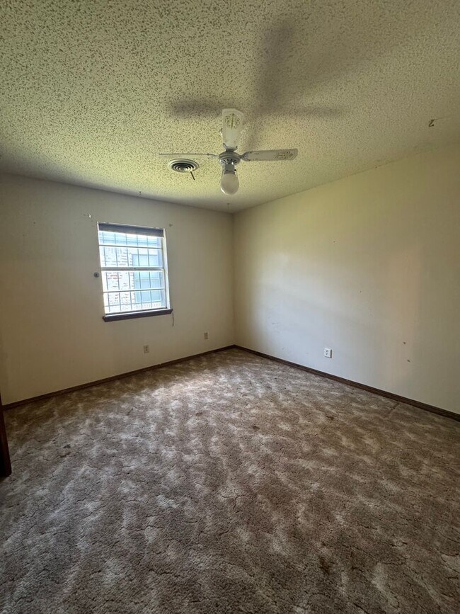 Building Photo - Large 3bedroom 2bedrooms 2 car garage