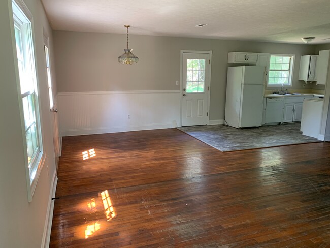 Building Photo - 2 Bedrooms, 1 Bathroom - Armuchee Housee