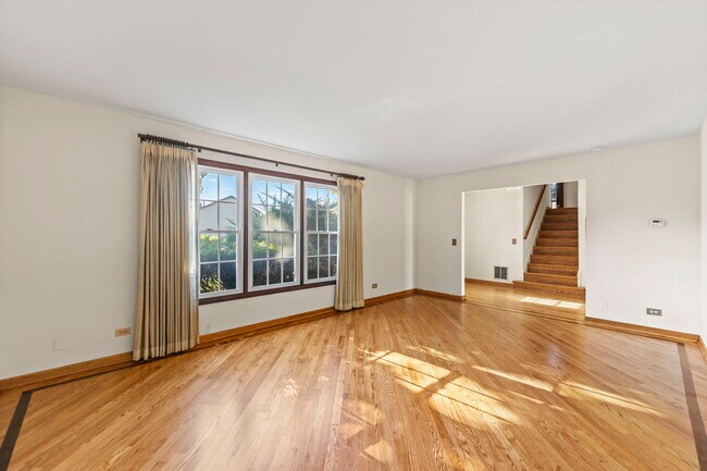 Building Photo - 62 E Fox Hill Dr