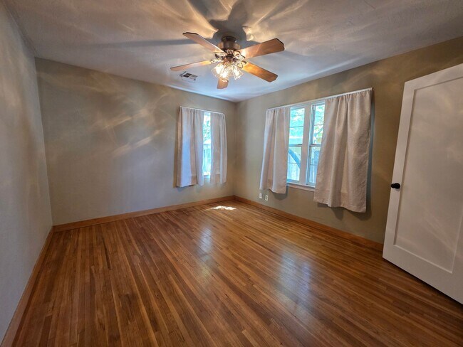 Building Photo - Charming Bungalow in La Loma neighborhood!
