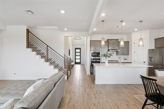 Building Photo - 6908 Empresa Dr