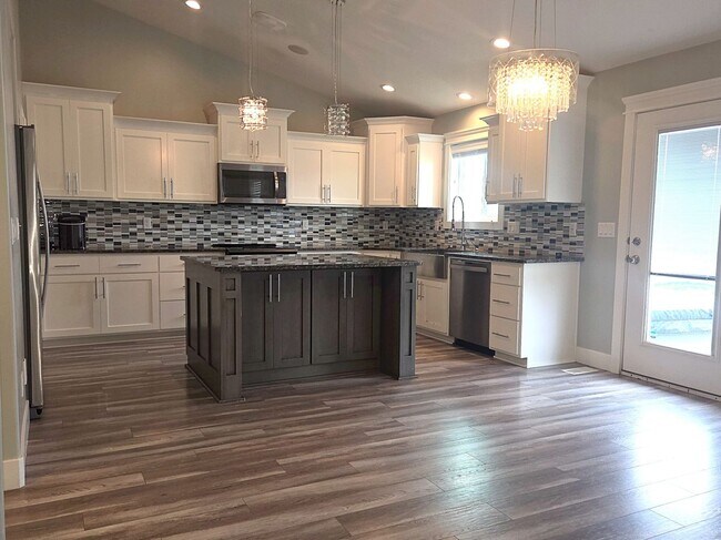 Building Photo - Gorgeous 6 Bedroom, 3 Bathroom Home in Mountain Bend in Ammon - By Real Property Management