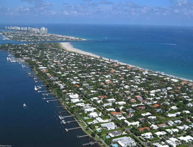 Building Photo - 1045 Lake Shore Dr