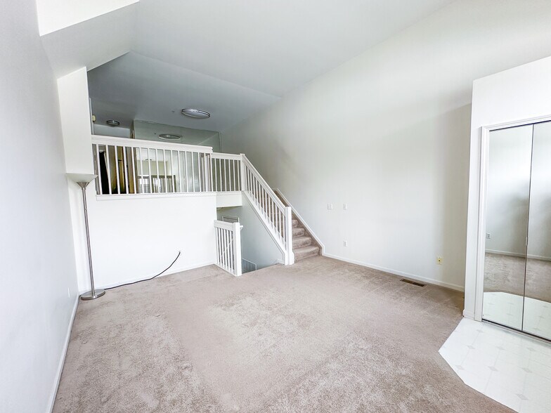 Building Photo - 1872 Lindsay Ln