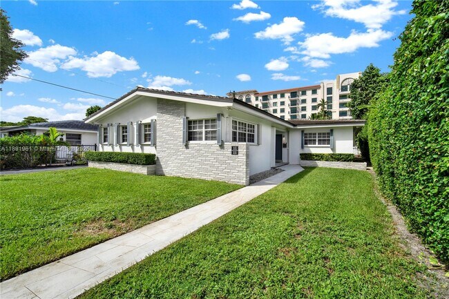 Primary Photo - 331 Santander Ave