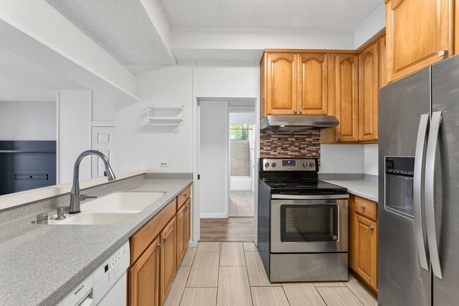 Building Photo - Kailua - End unit - amenities gallore - 3 bed, 2 bath Available NOW !
