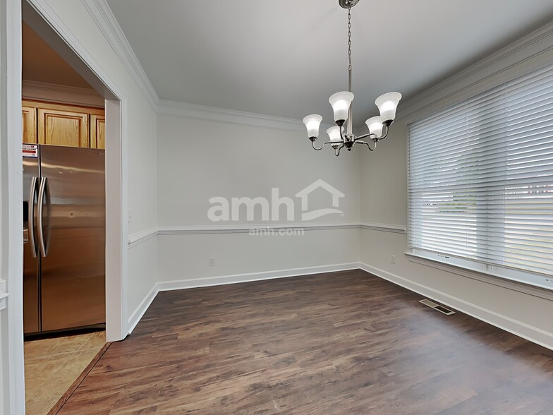 Building Photo - 135 Lonetree Dr