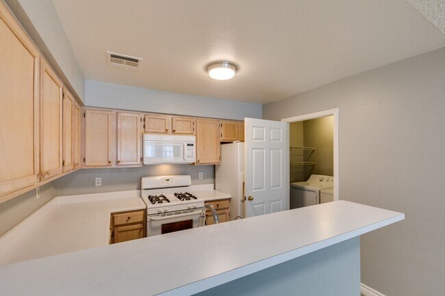 Building Photo - 2117 Willowbury Dr