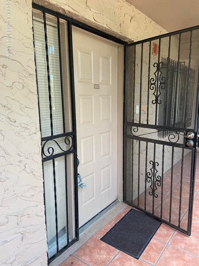 Building Photo - 1540 Riverside Dr