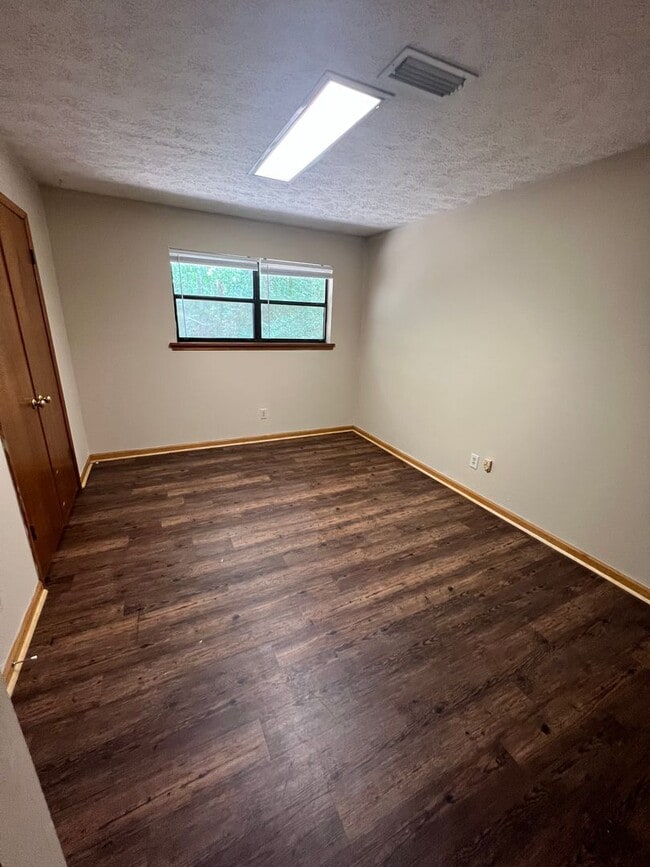 Building Photo - 2bed/1bath off Hampton for August!!!