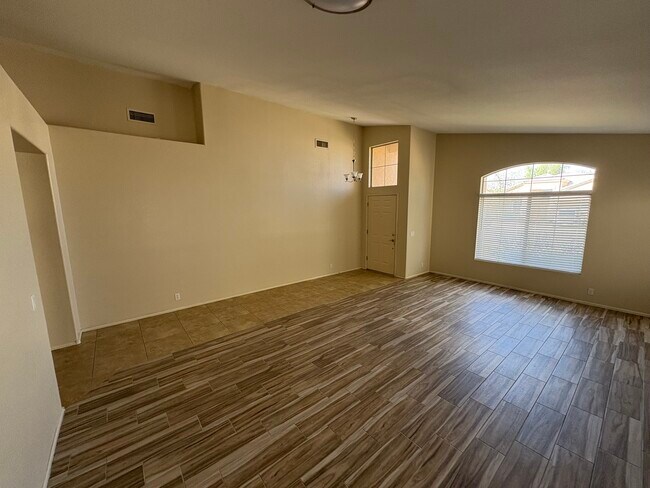 Building Photo - 10739 W Bermuda Dr