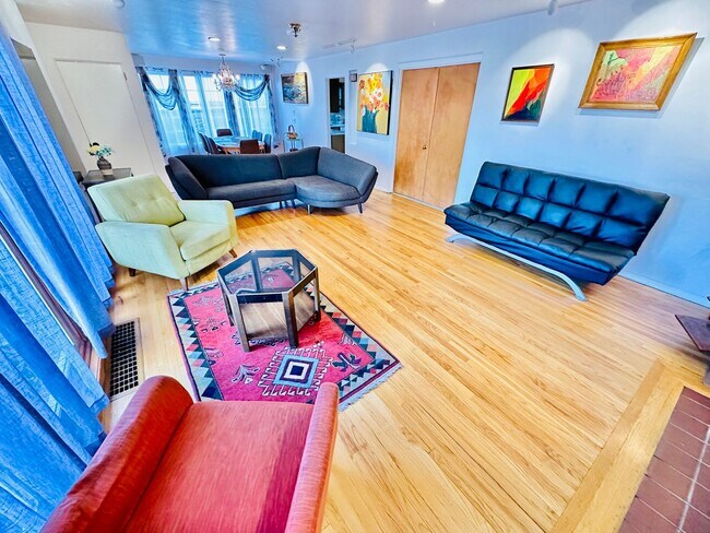 Building Photo - Large Midtown home in the center of it all