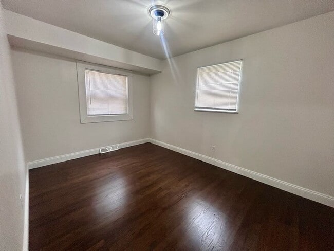 Building Photo - 5148 Fullerton Dr