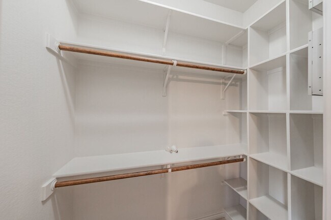 Building Photo - Charming 3-Bedroom, 2-Bathroom Townhome – ...