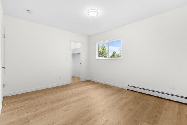 Building Photo - 625 Manhattan Pl