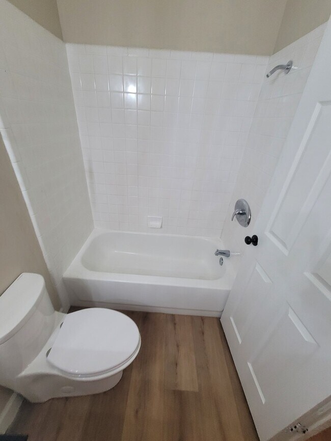 Building Photo - Remodeled 2/2 patio home for rent in sought-after central Phoenix area.