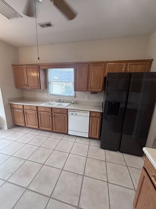 Building Photo - 256 Crest Lake Dr