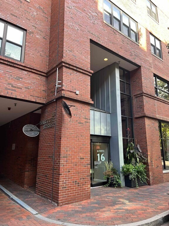 Building Photo - 16 Harcourt St