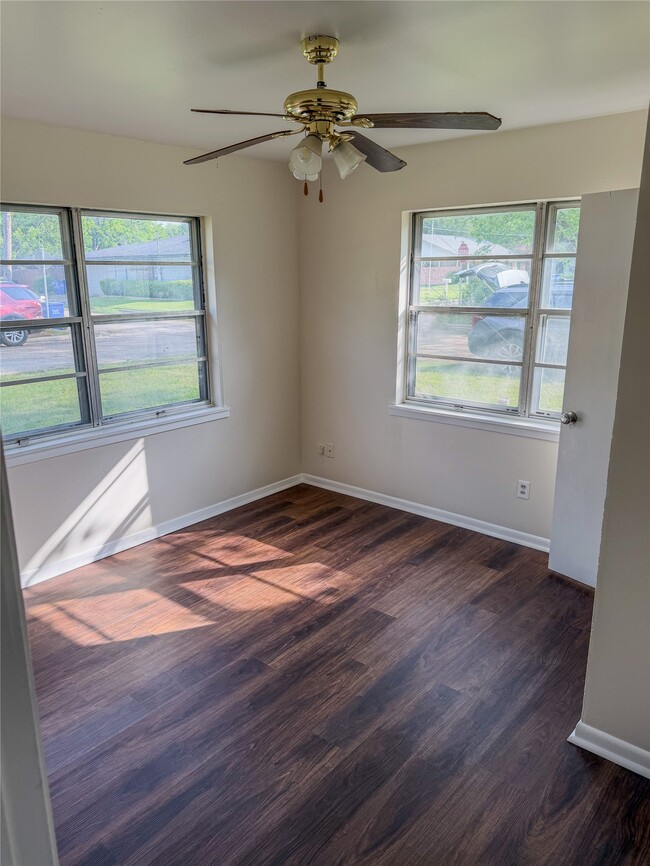 Building Photo - 109 Lakeway Dr