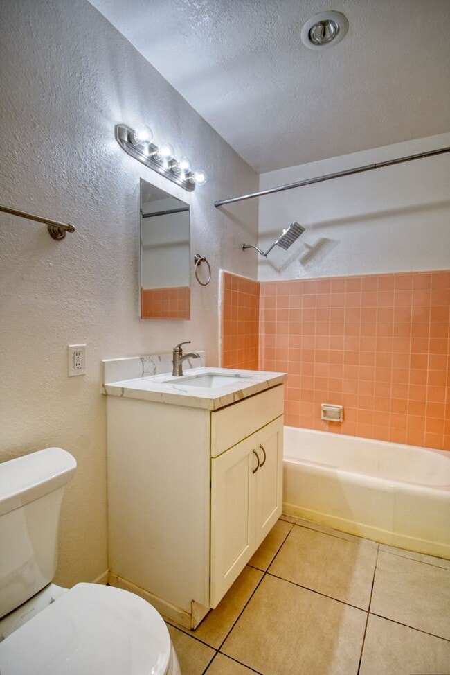 Building Photo - Two Bedroom condo in Pacific Beach