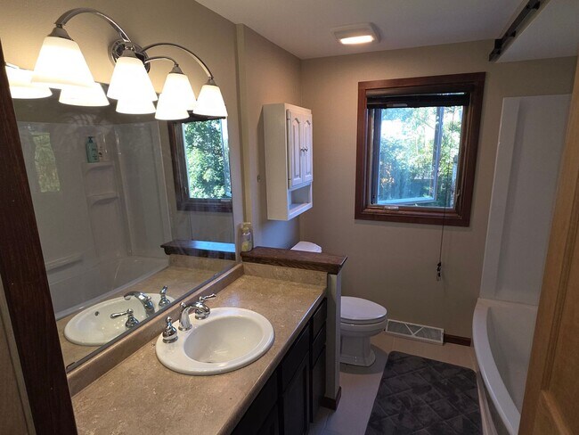 Building Photo - Updated 4 bedroom home in Merton