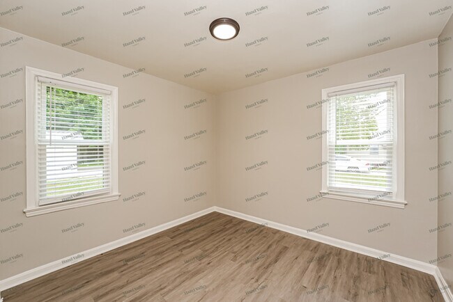 Building Photo - 5493 Thomas St