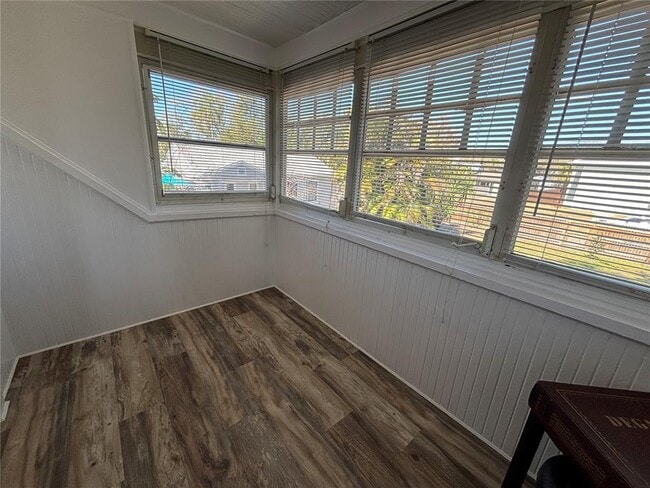 Building Photo - 810 22nd Ave N