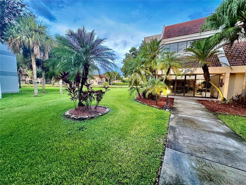 Primary Photo - 210 Lakeview Dr