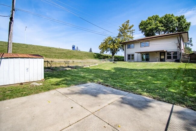 Building Photo - 1220 Hillcrest Dr