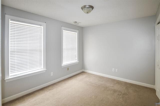Building Photo - 105 Knotting Pl