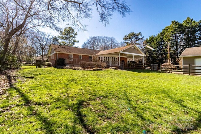 Building Photo - 6618 Castlegate Dr