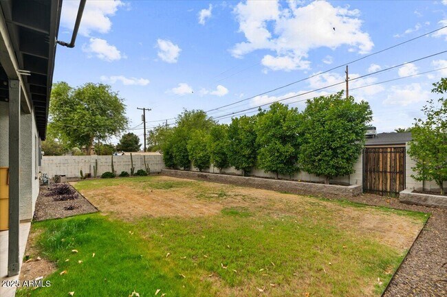 Building Photo - 2224 E Sells Dr